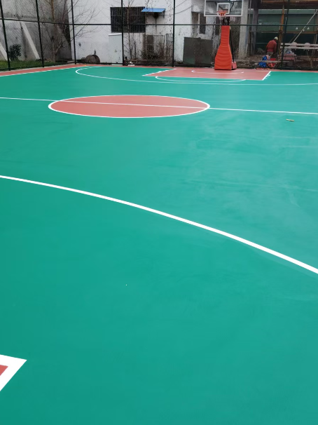 拜城 球场长期使用易出现地面开裂